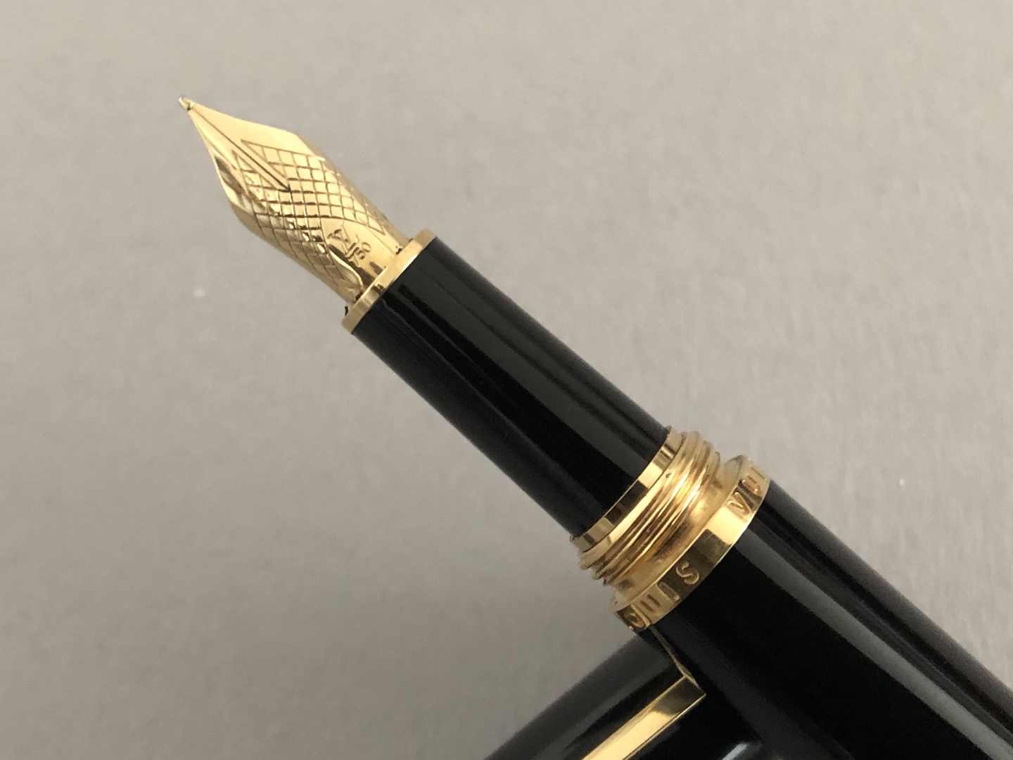 Louis Vuitton Doc Black And Gold Fountain Pen | Medium Nib