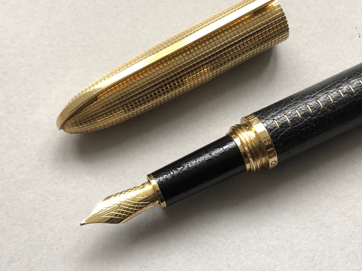 LOUIS VUITTON Fountain Pen Gold 517385