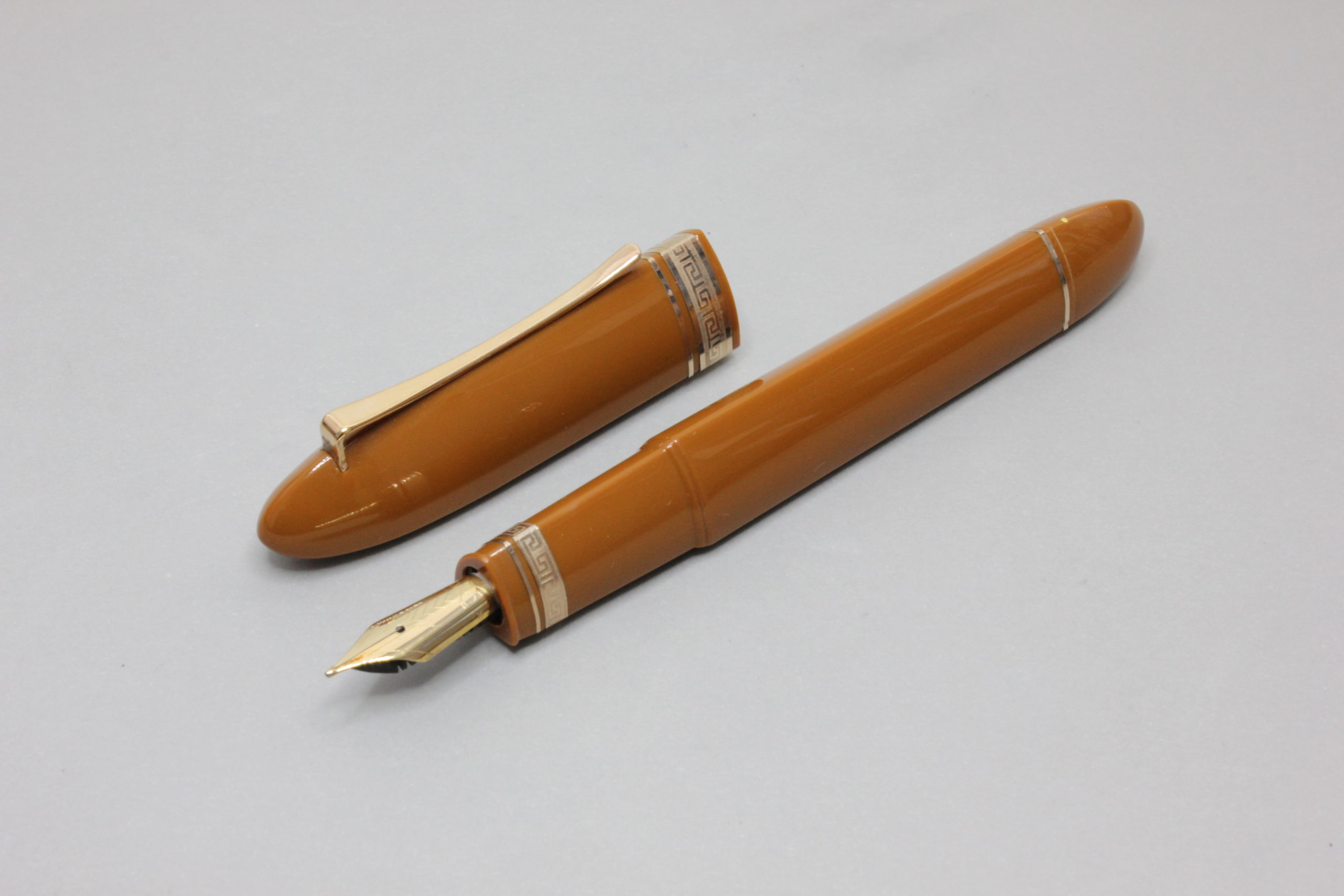 wildernis prijs kamp Omas 360 Colonial Brown Cotton Resin Fountain Pen Medium Nib - Vintage and  Modern Pens