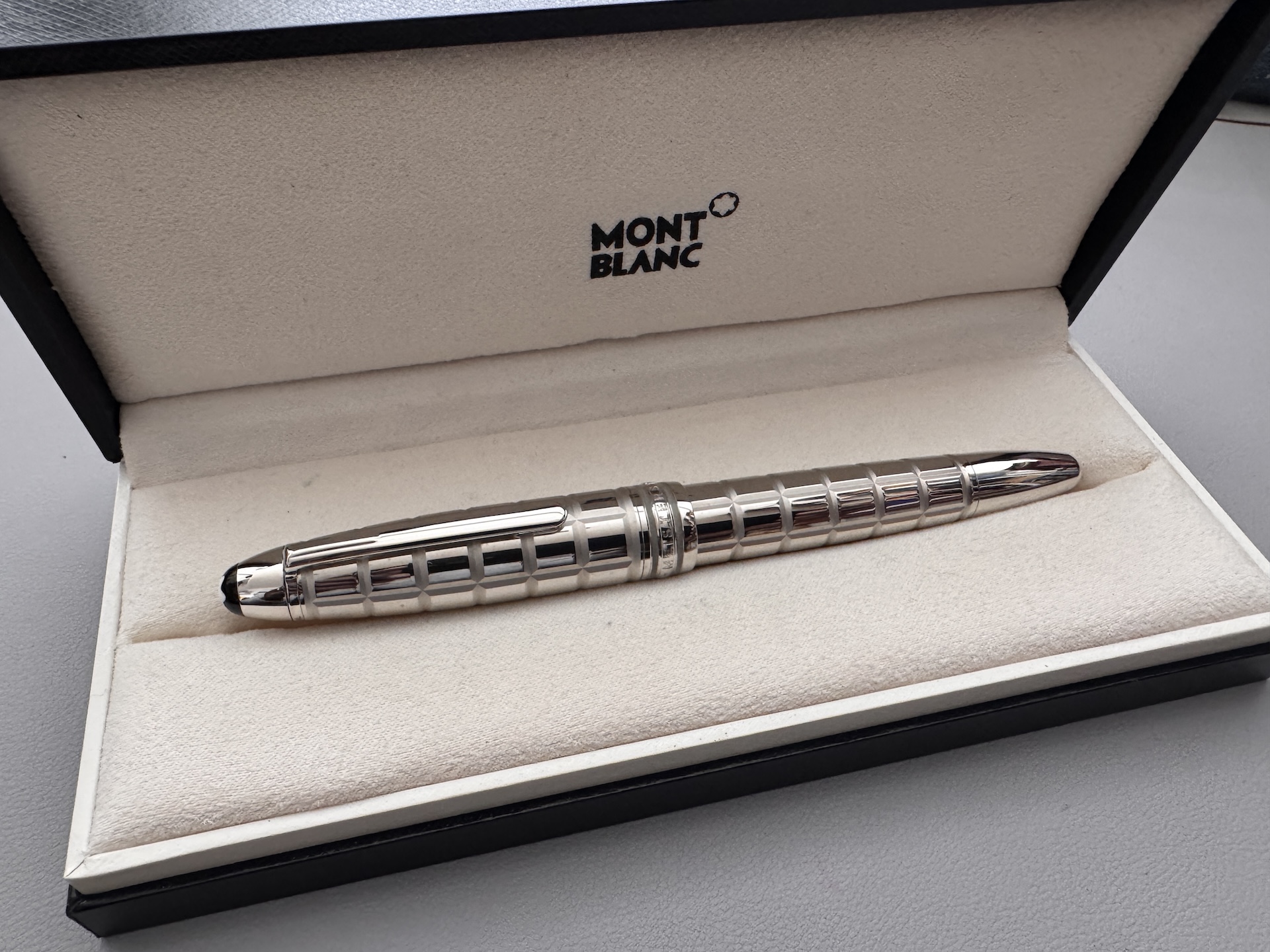 Montblanc Solitaire 146 LeGrand Faceted Platinum Plated Fountain Pen | Medium Nb - Image 2