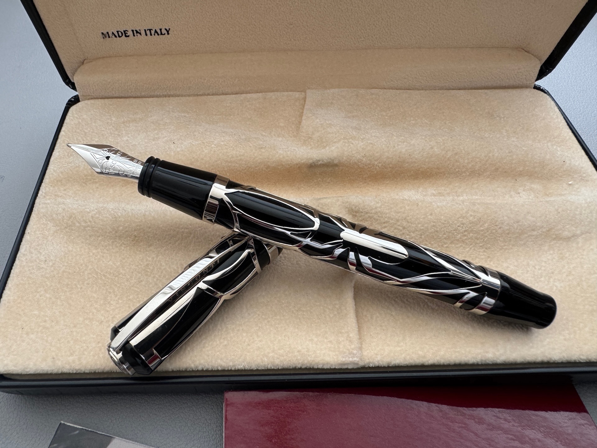 Visconti Istos Aracnis ( Spider) Black And SIlver Filigree Fountain pen | 14kt Gold Medium Nib - Image 4