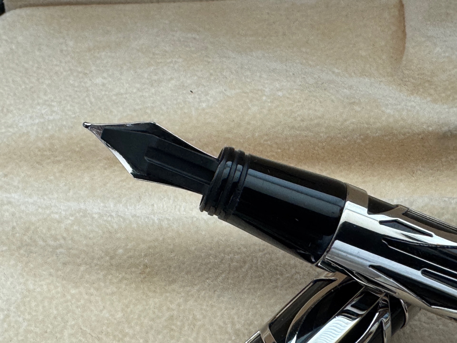 Visconti Istos Aracnis ( Spider) Black And SIlver Filigree Fountain pen | 14kt Gold Medium Nib - Image 6