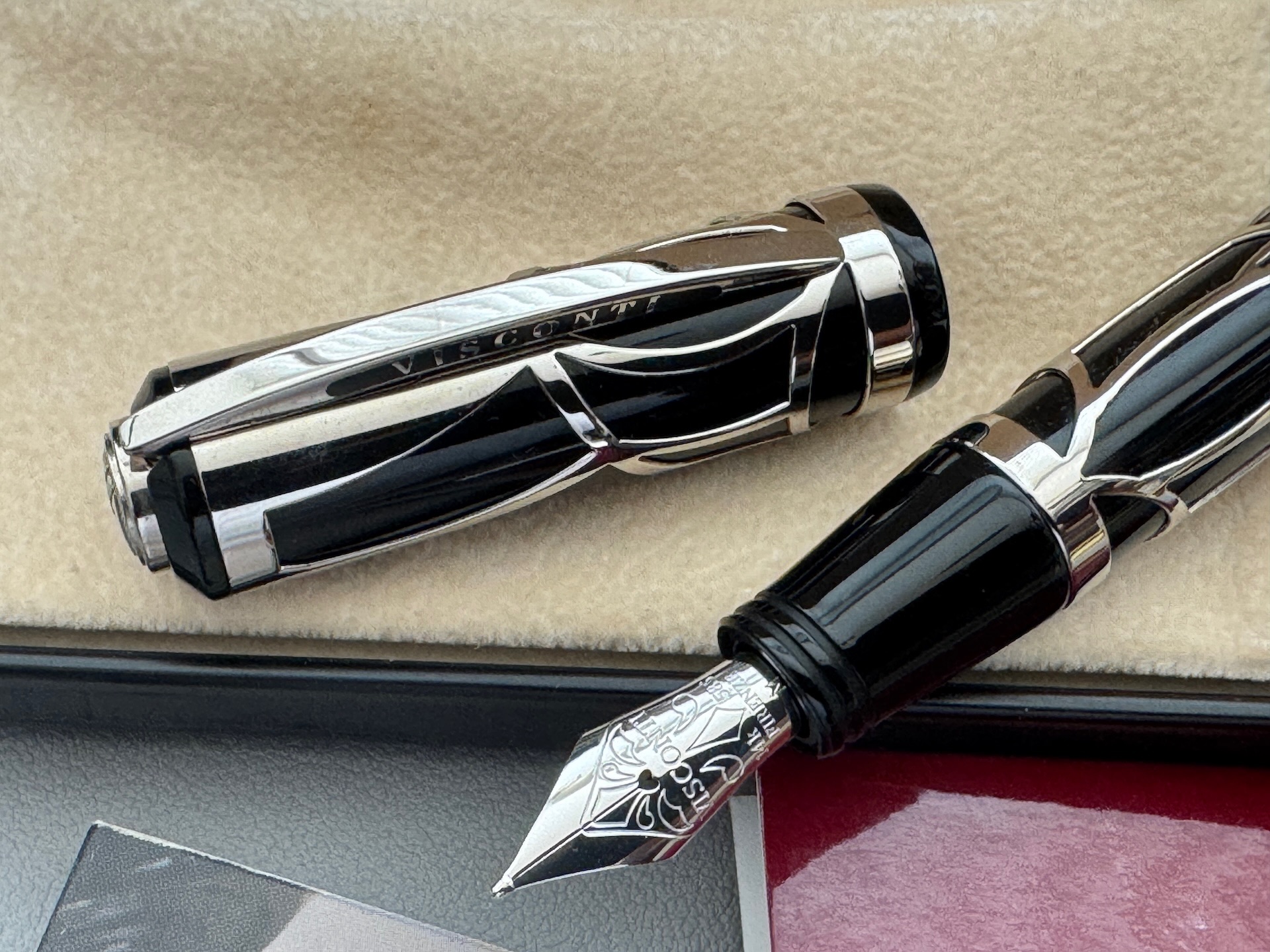 Visconti Istos Aracnis ( Spider) Black And SIlver Filigree Fountain pen | 14kt Gold Medium Nib - Image 3