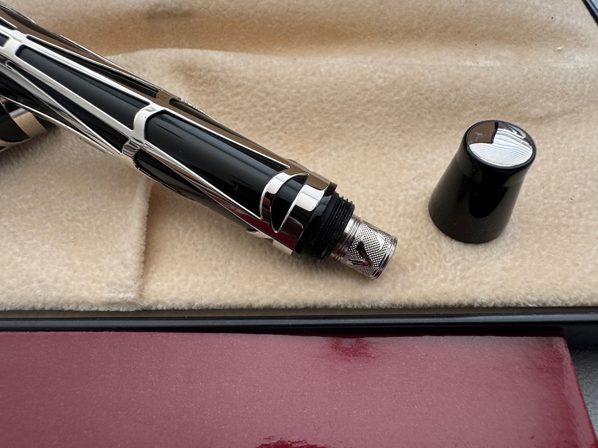 Visconti Istos Aracnis ( Spider) Black And SIlver Filigree Fountain pen | 14kt Gold Medium Nib - Image 8